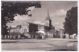 17 -  PONT L'ABBE D'ARNOULT - PLACE DU GENERAL DE GAULLE ET L'EGLISE - Pont-l'Abbé-d'Arnoult