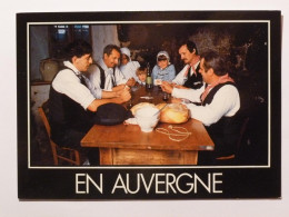 AUVERGNE - Partie De Cartes / Table Avec Bouteille De Vin - Spielkarten