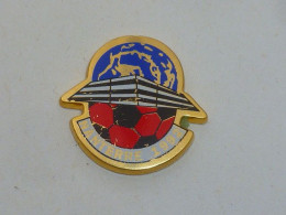 Pin's FOOTBALL, NANTERRE 1992 - Voetbal