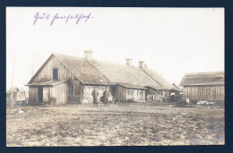 Carte-photo. Soldats Allemands Dans Un Village Occupé ( Pays  De L'est). 1917 - Guerre 1914-18