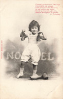 ENFANTS - Un Enfant Montrant Ses Bottes - Carte Postale Ancienne - Portraits