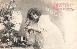 FETES ET VOEUX - Noël - Une Femme Ouvrant Son Cadeau - Carte Postale Ancienne - Autres & Non Classés