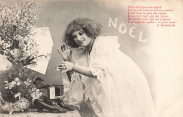 FETES ET VOEUX - Noël - Une Femme Ouvrant Son Cadeau - Carte Postale Ancienne - Otros & Sin Clasificación