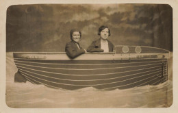 Surréalisme * Carte Photo Photo Montage * Femmes Dans Bateau " JEANINE " * Décor Studio * Photographie Photographe - Photographs