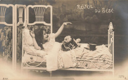 ENFANTS - Une Petite Fille Assise Sur Son Lit Avec Son Poupée - Réveil Du Bébé - Carte Postale Ancienne - Portraits