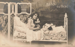 ENFANTS - Une Petite Fille Assise Sur Son Lit Avec Son Poupée - Réveil Du Bébé - Carte Postale Ancienne - Portraits