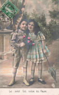 ENFANTS - Le Soleil Fait Naître Les Fleurs - Garçon Et Fille Se Câlinant - Fantaisie - Carte Postale Ancienne - Other & Unclassified