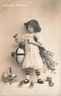 FÊTES - VŒUX - Joyeuses Pâques - Petite Fille Avec Des œufs Et Un Poussin - Carte Postale Ancienne - Easter
