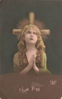RELIGIONS & CROYANCES - Christianisme - La Foi - Une Jeune Femme Qui Pris - Carte Postale Ancienne - Other & Unclassified