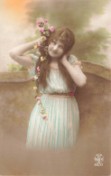 FANTAISIES - Femmes - Une Femme Souriante Seule Tenant Des Fleurs Dans Sa Main - Carte Postale Ancienne - Donne