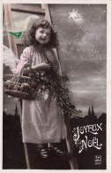 FETES - VOEUX - Noël - Joyeux Noël - Jeune Fille Tenant Un Petit Panier Dans Sa Main - Carte Postale Ancienne - Autres & Non Classés