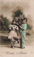 FETES - VOEUX - Nouvel An - Bonne Année - Deux Enfants Portant Des Fleurs  - Carte Postale Ancienne - Nouvel An