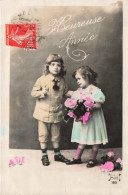 FETES - VOEUX - Nouvel An - Heureuse Année - Deux Enfants Tenant Un Bouquet De Fleur - Carte Postale Ancienne - Nouvel An