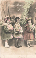 FETES - VOEUX - Nouvel An - Bonne Année - Trois Enfants Tenant Des Cadeaux Dans Leurs Mains - Carte Postale Ancienne - Nouvel An