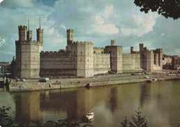 CAERNARVONSHIRE, CASTLE, ARCHITECTURE, BUS, CAR, BOAT, WALES, UNITED KINGDOM, POSTCARD - Caernarvonshire