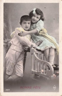 FETES - VOEUX - Nouvel An - Bonne Année - Deux Enfants S'échangeant Des Câlins - Carte Postale Ancienne - Nouvel An