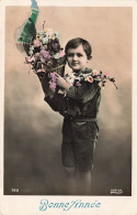 FETES - VOEUX - Nouvel An - Bonne Année - Un Petit Garçon Tenant Un Bouquet De Fleur - Carte Postale Ancienne - Nouvel An