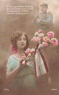 FANTAISIES - Femmes - Une Femme Tenant Des Fleurs Et Pensant à Son Amoureux  - Carte Postale Ancienne - Mujeres