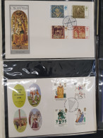 1900 En Later Verzameling Postzegelmapjes, Fdc's, Iets Buitenland Wb. Motief Treinen Etc. In 3 Verhuisdozen - Collections