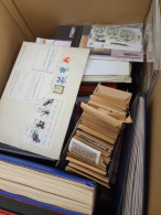 1970-2000ca. Meest Jaarsets En Postzegelmapjes. Tevens Wat Vakantiegeld In Verhuisdoos - Collections