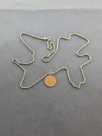 Gouden Vijf Gulden Vermaakt Te Hanger Met Onedele Ketting. - Altri & Non Classificati