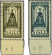 1923-1923, 2½ Gulden Zwartbruin (2x) Beide Met Velrand Met Plaatnrs. 1 Resp.  2 En 5 Gulden Donkerblauw Met Velrand Met  - Zonder Classificatie