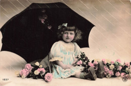 ENFANTS - Petite Fille Assise Sous Un Parapluie - Carte Postale Ancienne - Other & Unclassified