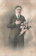 FANTAISIES - Hommes - Jeune Homme Portant Un Bouquet De Fleurs - Carte Postale Ancienne - Uomini