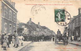 18-VIERZON-FORGES- GRANDE RUE - LA SORTIE DE L'ECOLE COMMUNALE DE GARCONS - Vierzon