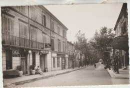 Pertuis  84  Carte Glacée Non  Circulée Le Cours Animée Hotel Du Cour -en Face Station  2  Pompes A Essence-Diesel - Pertuis