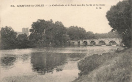 FRANCE - Mantes La Jolie - Vue Générale De La Cathédrale Et Le Pont Vus Des Bords De La Seine  - Carte Postale Ancienne - Mantes La Jolie