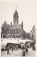 48513Middelburg, Stadhuis Met Markt, 1957. (FOTOKAART) - Middelburg