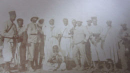 XIX EME PHOTO MILITAIRE EN AFRIQUE CASQUE COLONIALE UNIFORMES - Guerre, Militaire