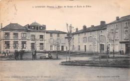 LUSIGNAN (Mayenne) - Place Du Baloir Et Ecole De Filles - Voyagé 1920 (2 Scans) Collomb, 59 Rue De La République Oullins - Lusignan