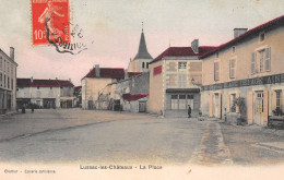 LUSSAC-les-CHATEAUX (Mayenne) - La Place - Restaurant Au Cheval Blanc, Delage - Tirage Couleurs - Voyagé 190? (2 Scans) - Lussac Les Chateaux