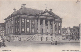 484971Groningen, Stadhuis – Groote Markt. (poststempel 1903)(kleine Vouwen In De Hoeken) - Groningen