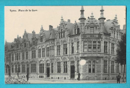 * Ieper - Ypres - Yper * (J. Versaille Bazar Ypres) Place De La Gare, Stationsplein, Façade, Animée, Old, Rare - Ieper