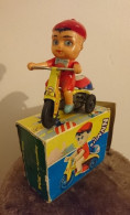 ENFANT SUR MOTO EN TOLE AVEC SA CLE 1965 ESPAGNE AVEC BOITE JOUET N°304 VERCOF - Jouets Anciens