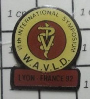 713L Pin's Pins / Beau Et Rare / MEDICAL / INTERNATIONAL SYMPOSIUM WAVLD LYON 1992 - Medical