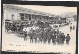 06 - NICE - La Gare - Nombreuses Automobiles, Chauffeurs, Attelages, Personnel De La Gare -  Animée - Schienenverkehr - Bahnhof