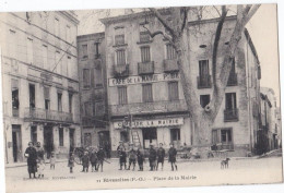 RIVESALTES (66) Enfants Et Ouvrier Sur Une échelle Devant Le Café De La Mairie - Rivesaltes