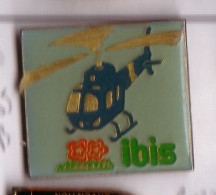 P105 Pin's  Hélicoptère Hôtel Ibis Hélico  Achat Immédiat - Avions