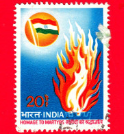 INDIA - Usato - 1973 - Omaggio Ai Martiri Dell'Indipendenza - Bandiera Indiana E Fiamme - 20 - Usati