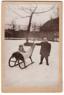 Fotografie Unbekannter Fotograf Und Ort, Junger Knabe Gottfried Mit Seinem Teddy Auf Dem Schlitte Zu Weihnachten 1909  - Sport