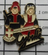 713M  Pin's Pins / Beau Et Rare / THEME : JEUX / POUPEES SAVOYARDES CYBELLE PORTE -BONHEUR - Games