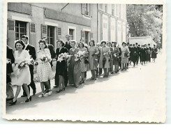 Photo - ETRECHY - Procession De Jeune Couple, Les Femmes Portant Des Bouquets De Fleurs - Etrechy