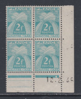 France Timbres-Taxe N° 72 XX  : 2 F. Bleu-vert En Bloc De 4 Coin Daté Du  12 . 2 . 46 .   1 Point Blanc, Sans Cha. TB - Postage Due