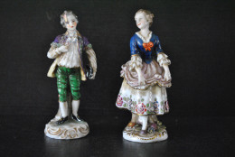 PAIRE De STATUETTES COUPLE DE BOURGEOIS EN HABITS XVIIIe EN PORCELAINE POLYCHROME DE CAPODIMONTE 2 Marques Différentes - Capodimonte (ITA)