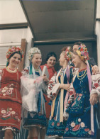 Photo Originale De Danseuses Ukrainiennes, Années 60,format 24/30 - Anonieme Personen