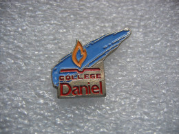 Pin's Du Collège Daniel (Etablissement Scolaire Privé Daniel à Guebwiller) Dépt:68 - Administration